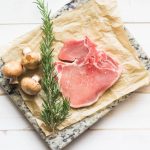 Chuleta rignonada de cerdo de pastoreo con hueso y marmoleo lista para cocinar – Cortes & Brasas