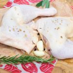 Muslos enteros de pollo de pastoreo en bandeja, listos para hornear – Cortes & Brasas