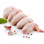 Alas enteras de pollo de pastoreo, 500 g al vacío sobre tabla con hierbas – Cortes & Brasas