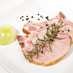 Chuleta ahumada de cerdo de pastoreo sobre tabla con romero – Cortes & Brasas