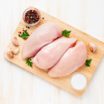 Pechuga deshuesada sin piel de pollo de pastoreo sobre tabla de cocina – Cortes & Brasas