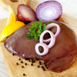 Hígado en bistec de res encebollado – Cortes & Brasas